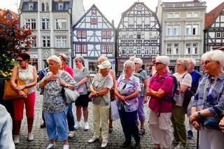 Mitglieder lauschen dem Stadtführer