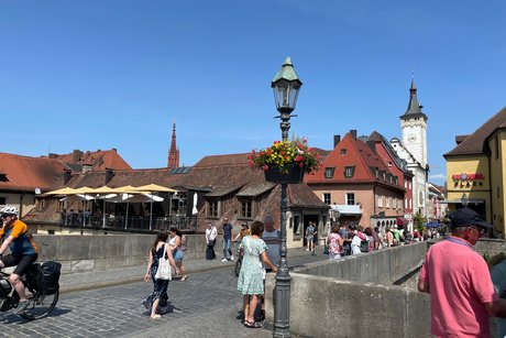 Alte Mainbrücke mit dem Lokal "Alte Mainmühle"