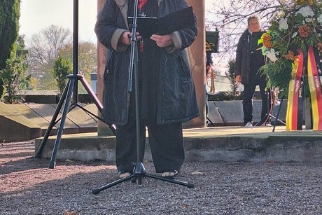 Liane Steigerwald bei Vortrage der Gedenkrede