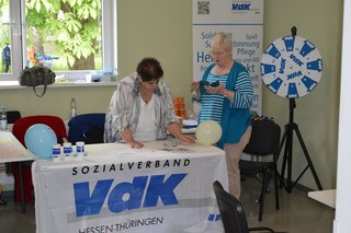 Frau Poschmann (Vorsitzende) und Frau Grohe (v.l.) bei der Standbetreuung