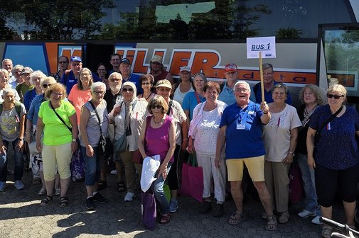 Gut gelaunte Reisegruppe nach der Rückkehr vom Hessentag in Bad Vilbel