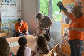 Das Bild zeigt Juniorenvertreter und Vorstandsmitglieder beim Käpt'n Kork Vorlesen in der KITA Schillerstraße