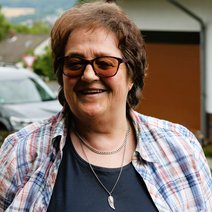 Passfoto Frau dunkle kurze Haare dunkle Brille