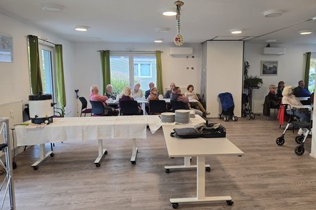 Tisch mit Tellern