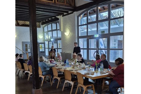 hr. b&uuml;ttner steht vor den g&auml;sten des vdk fr&uuml;hst&uuml;cks und h&auml;lt eine kurze rede