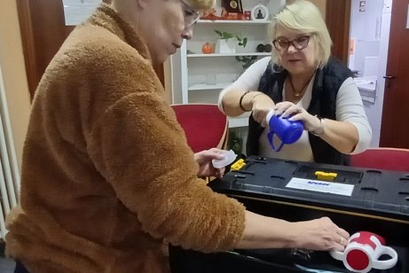 Edda Schulz-Jahn und Gudrun Finkbeiner-Schmidt beim Testen von Gebrauchsgegenständen