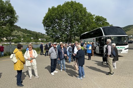 Die Teilnehmer der Fahrt vor dem Bus