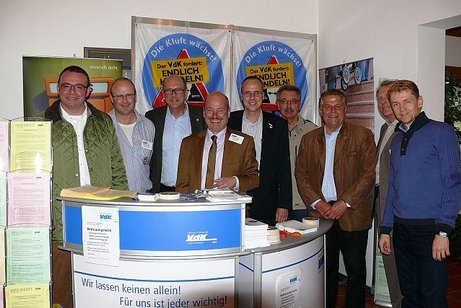 Überraschender Besuch - der Hessische Sozialminister Stefan Grüttner (vierter von links) sprach mit dem VdK-Ortsverbandsvorsitzenden Alfred Strauß und seinem Stellvertreter Stefan Reifenberger über aktuelle sozialpolitische Herausforderungen.