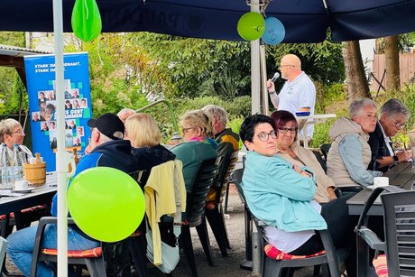 Menschen im Biergarten