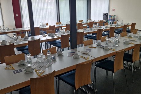 Eingedeckte Tische warten auf die ersten Besucher