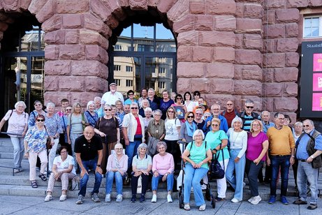 Ausflügler des VdK Wächtersbach in Mainz vor dem Staatsteater