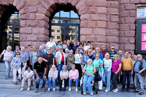 250919 GrpFoto Mainz Ausflügler des VdK Wächtersbach in Mainz vor dem Staatsteater