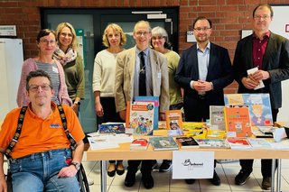 Das Bild zeigt ein Gruppenfoto zum Protestag 5. Mai im Rathaus der Stadt Mühlheim mit Bürgermeister Dr. Alexander Krey