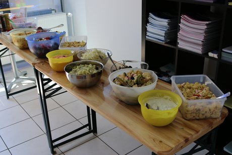 Salattheke mit selbstgemachten Salaten