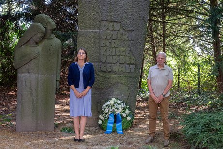 Kranzniederlegung zum Gedenken an die Opfer von Flucht und Vertreibung am Ehrenmal des Friedhofs in Hattersheim