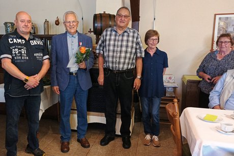 Bezeichnung aller auf dem Foto zu sehenden Personen