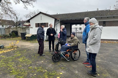 Das Bild zeigt: Von Links: Karl-Heinz Stier Stadtrat, Dr. Alexander Krey Bürgermeister, Margareta Heinemann und Klaus Günther vom VdK Mühlheim und Gäste