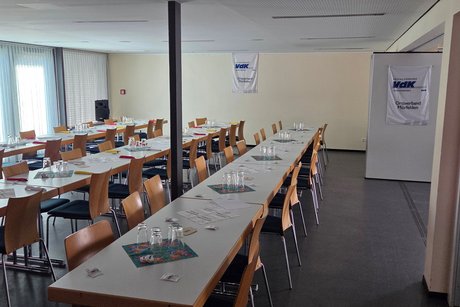 Mitgliederversammlung mit Grillfest Liebevoll eingedeckte Tische
