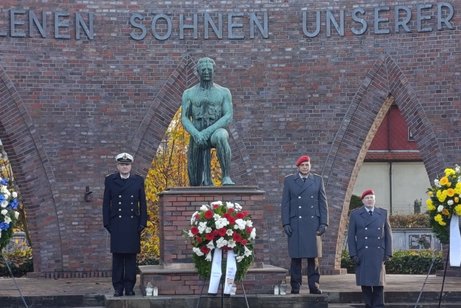 Kranzniederlegung am Ehrenmal für die Gefallenen der beiden Weltkriege