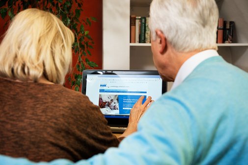 Seniorenpaar am PC Ein älteres Paar am Computer, auf dem Bildschirm sieht man die Facebook-Seite des VdK Deutschland