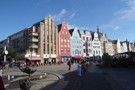 Marktplatz in Rostock, der von historischen Gebäuden umrahmt ist