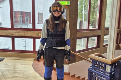 Der Alterssimulationsanzug wird ausprobiert Das Foto zeigt eine junge Frau im Alterssimulationsanzug