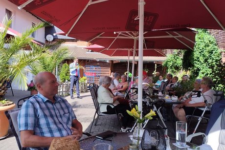 Im Hintergrund steht Bürgermeister Bohl und hält eine Rede.