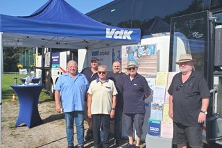 Auf dem Foto sehen Sie von links den Busfahrer Hans-Jürgen Schulrabe, Oliver Schmidt, Wilhelm Beck, vom VdK Kreisverband Achim Garde, Daniel Stadler und Helmut Müller.