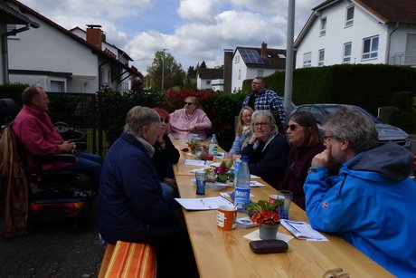 mehrere Personen unterhalten sich
