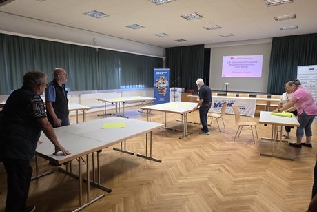 Fleissige H&auml;nde bereiten die Mitgliederversammlung vor