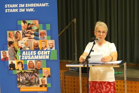 Hannelore Sch&uuml;&szlig;ler, Vorsitzende VdK-Landesausschuss und VdK-Kreisvorsitzende Frankfurt, und pflegende Angeh&ouml;rige