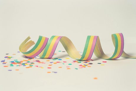 Bunte, gekringelte Luftschlange