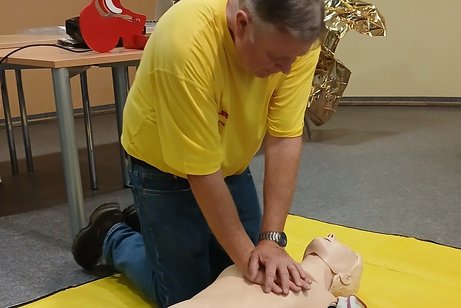 Bernd Marquard von der DLRG demonstriert die Herzdruckmassage