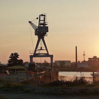 Ein alter Kran in einer Hafenumgebung