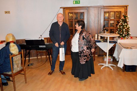 Herr Eichele erh&auml;lt ein Pr&auml;sent.