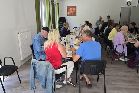 Mitglieder am Tisch beim Essen