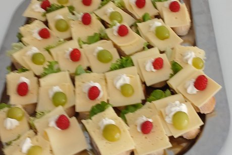 Platte mit K&auml;seh&auml;ppchen