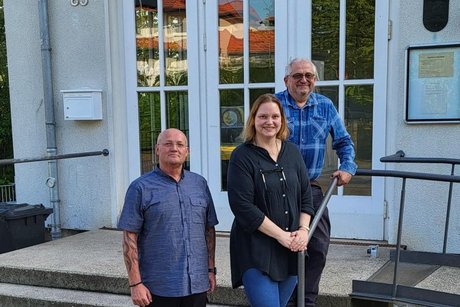 Unser Foto zeigt Susanne Berg vor dem Bürgerhaus Jungfernkopf zusammen mit Waldemar Hofer (links, Vorsitzender des OV Harleshausen) und Dr. Günther Schnell (rechts, stv. Vorsitzender des OV).