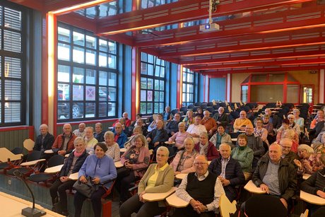 Beim Vortrag mit Dr. Edel im Atrium des HKZ Rotenburg/Fulda.