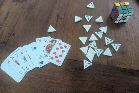 Verschiedene Spiele und Karten liegen auf dem Tisch
