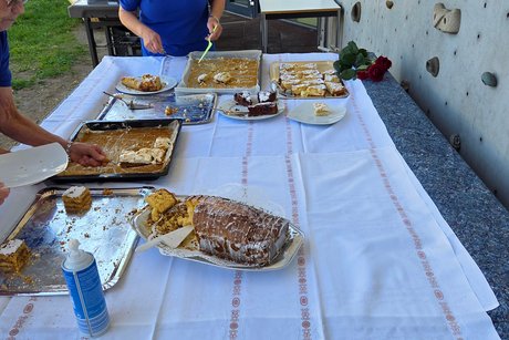 75 Jahrfeier des VDK OV-Mörfelden Ein geplündertes Kuchebuffet schaut genau so aus, es hat sichtlich allen gut geschmeckt