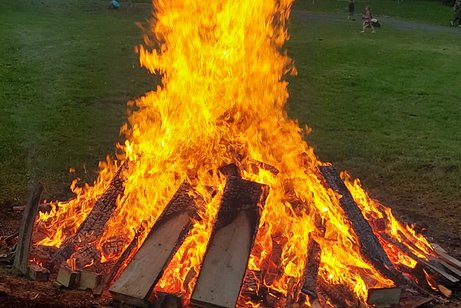 Feuer mit dem Feuerlöscher bekämpfen