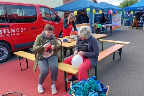 Das Fröbel-Mobil mit Gästen bei Bastelarbeiten.