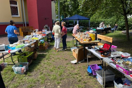 Flohmarkt im Au&szlig;engel&auml;nde der Hainstra&szlig;e 8