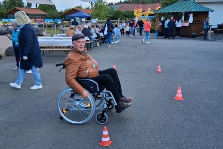 Ein Mann fährt mit dem Rollstuhl durch einen Parcours.