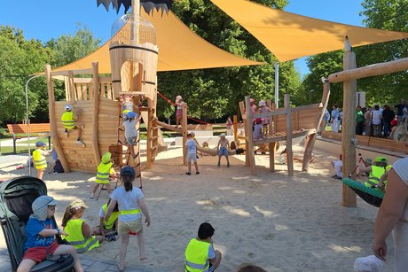 Kinder ergreifen sofort Besitz von dem neu gestalteten Spielplatz.
