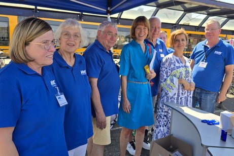 am VdK Stand beim Begegnungsfest: Staatsministerin Heike Hofmann (4.vr.) mit der Vorsitzenden des Ausländerbeirates Abir Haddad (2.v.r.) und dem Vorstand OV Griesheim am VdK Stand beim Begegnungsfest: Staatsministerin Heike Hofmann (4.vr.) mit der Vorsitzenden des Ausländerbeirates Abir Haddad (2.v.r.) und dem Vorstand OV Griesheim (v.l.: Regina Webersinke, Renate Krebs, Bernd Jann, Harald Häger und Thomas Hey)