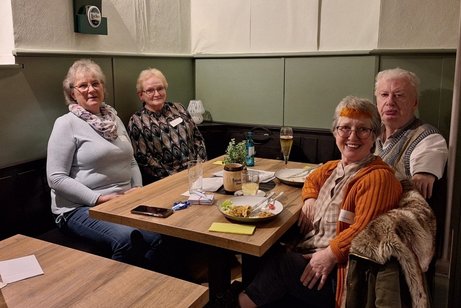 in geselliger Runde Bild 1