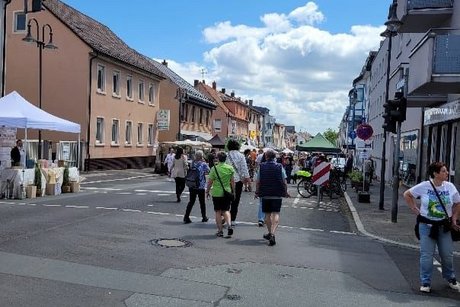 Stra&szlig;e mit Menschen