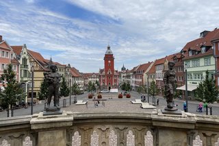 Das Historische Rathaus mit seinem 35 m hohen Turm und dem Hauptmarkt